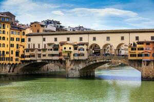 ponte vecchio un medieval Roca enjuta cerrada segmentario arco puente terminado el arno río en florencia foto