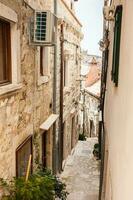 el hermosa escarpado paseos a el amurallado antiguo pueblo de Dubrovnik foto