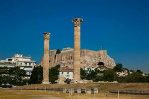 restos de el templo de olímpico Zeus además conocido como el olímpico y el acrópolis a el centrar de el Atenas ciudad en Grecia foto