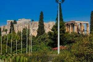 el antiguo acrópolis y el templo de olímpico Zeus a Atenas ciudad centrar foto