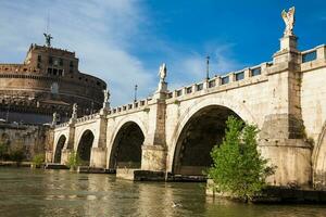 sant angelo puente terminado el tiber río terminado en 134 anuncio por el emperador Adriano foto