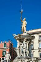 el famoso fuente de Neptuno situado a municipio cuadrado en Nápoles construido en 1600 foto