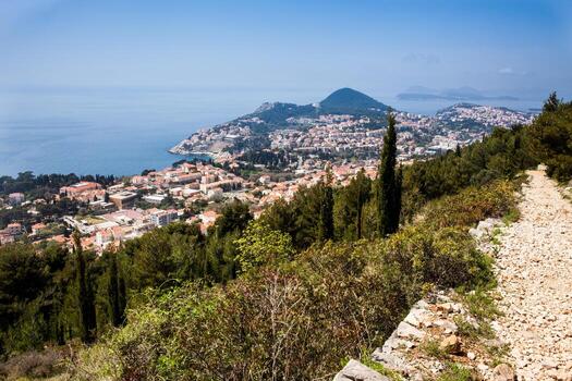 ver de Dubrovnik ciudad desde montar srd caminando sendero foto