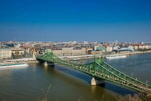 libertad puente o libertad puente terminado el Danubio río en Budapest foto
