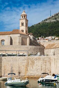 barcos a Dubrovnik antiguo Puerto centro de deportes acuáticos y fortificaciones foto