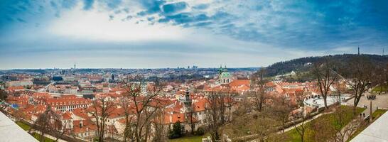 panorama de el Praga ciudad a el comenzando de primavera foto