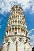 el propensión torre de Pisa en un hermosa temprano primavera día foto