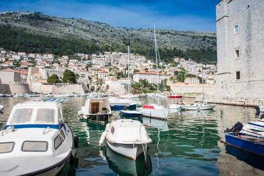 Dubrovnik ciudad antiguo Puerto centro de deportes acuáticos y fortificaciones foto