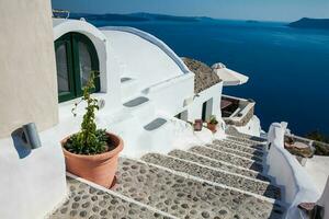 típico paseos de el hermosa ciudades de santorini isla foto