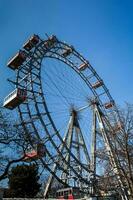 salchicha Riesenrad construido en 1897 y situado en el wurstelprater diversión parque en viena foto