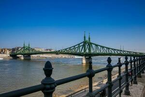 libertad puente o libertad puente terminado el Danubio río en Budapest foto