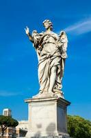 hermosa ángel con el uñas estatua creado por girolamo lucenti en el 16 siglo a sant angelo puente en Roma foto