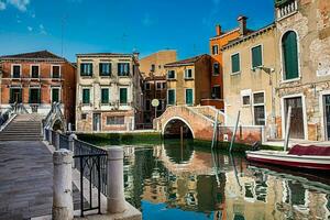 el pintoresco canales y puentes de el hermosa Venecia ciudad foto