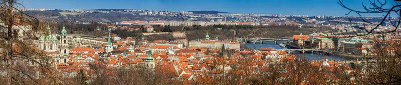 panorama de el Praga ciudad a el comenzando de primavera visto desde petrin colina foto