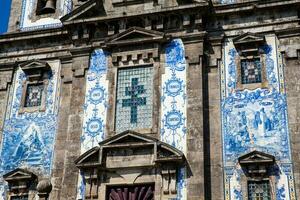 detalle de el azulejo azulejos de el histórico igreja Delaware santo ildefonso un siglo dieciocho Iglesia en el ciudad de porto en Portugal foto