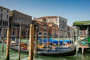 hermosa tradicional góndolas a el grandioso canal en Venecia foto