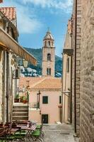 el hermosa escarpado paseos a el amurallado antiguo pueblo de Dubrovnik foto