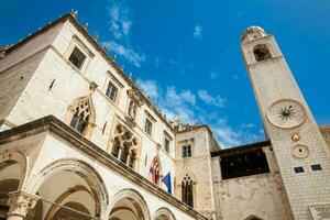 Sponza palacio y reloj torre a el antiguo pueblo en Dubrovnik foto