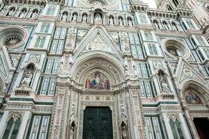 detalle de el fachada de el hermosa florencia catedral consagrado en 1436 foto