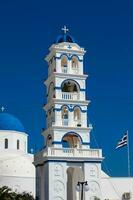 el Iglesia de santo cruzar en el central cuadrado de perisa en santorini isla foto