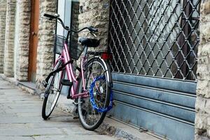 estacionado bicicleta a el hermosa calles de Pisa foto