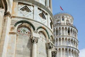 primacial metropolitano catedral de el suposición de María y el propensión torre de Pisa foto