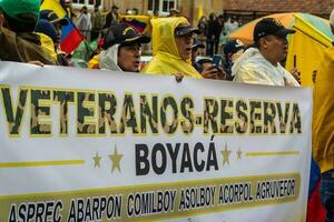 bogotá, Colombia, 19 julio 2023. pacífico protesta de el miembros de el activo reserva de el militar y policía efectivo en bogota Colombia en contra el gobierno de gustavo petro foto