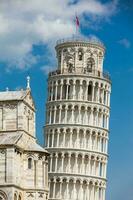 primacial metropolitano catedral de el suposición de María y el propensión torre de Pisa foto