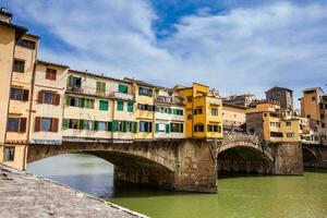 ponte vecchio un medieval Roca enjuta cerrada segmentario arco puente terminado el arno río en florencia foto