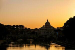 el puesta de sol caídas terminado el hermosa constantiniano basílica de S t. pedro a el Vaticano ciudad foto