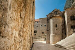 hermosa paseos en el amurallado antiguo pueblo de Dubrovnik foto