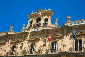 ver de el hermosa antiguo edificios alrededor plaza alcalde un 18 siglo Español barroco público cuadrado rodeado por tiendas, restaurantes y el pueblo salón en salamanca antiguo ciudad foto