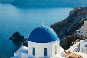 tradicional arquitectura de el iglesias de el oia ciudad en santorini isla foto