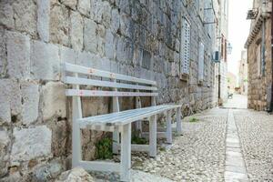 el hermosa paseos a el amurallado antiguo pueblo de Dubrovnik foto