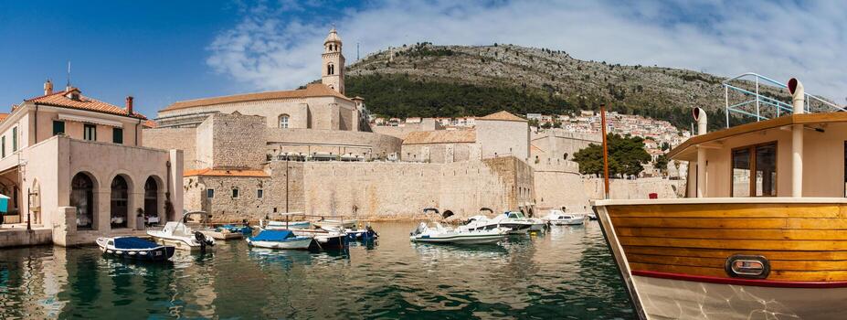 Dubrovnik ciudad antiguo Puerto fortificaciones y montar srd foto