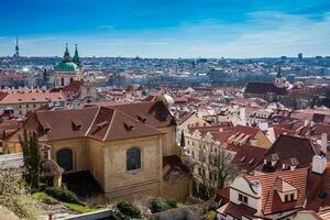 Praga ciudad visto desde el petrin jardines a el comenzando de primavera foto