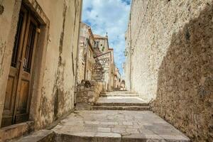 el hermosa escarpado paseos a el amurallado antiguo pueblo de Dubrovnik foto