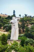 permanece de un antiguo estatua a el restos de el un antiguo ágora en Atenas foto