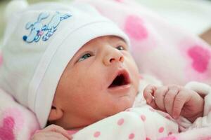 recién nacido niña en el hospital en el día de su nacimiento foto