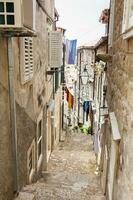 el hermosa escarpado paseos a el amurallado antiguo pueblo de Dubrovnik foto