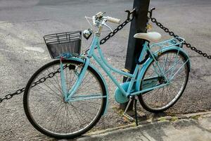 bicicleta estacionado a el hermosa calles de florencia antiguo ciudad foto