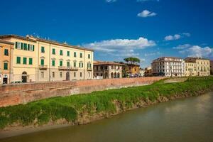 ver de arno río y el hermosa Pisa ciudad foto