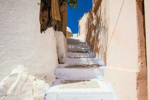 paseos a acrotini pueblo en santorini isla foto