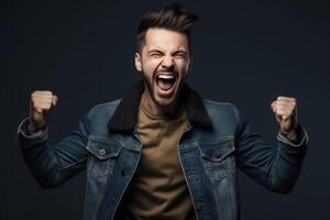 ai generativo emocionado joven hombre celebrando éxito en oscuro antecedentes foto