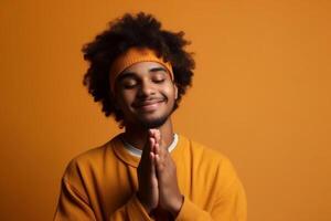 ai generativo retrato de un sonriente joven hombre Orando terminado naranja antecedentes foto