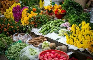 popurrí de frutas, vegetales y flores foto