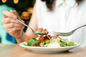 mujer comiendo verde sano sabroso eco ensalada. dieta comida foto