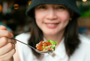 Asia mujer comiendo ensalada para dieta foto