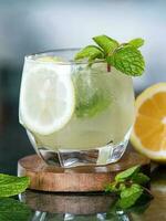 mojito cóctel, clásico mojito original desde Cuba, hecho con medio un medio litro, menta hojas, azúcar o melaza, con hielo Ron soda o duende, aplastada hielo o aplastada hielo. adornar con menta hojas foto