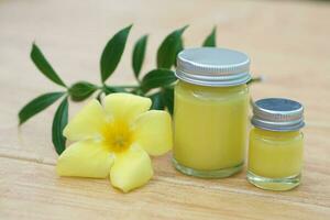 botellas de hecho en casa tailandés herbario ungüento.decorado con amarillo concepto de flor, tailandés local sabiduría a utilizar fragante medicinal hierbas a hacer inhalador y masaje bálsamo. foto